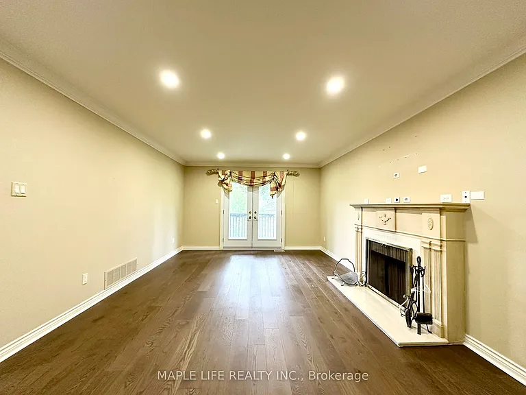 52 Prince Edward Blvd — Photo 14