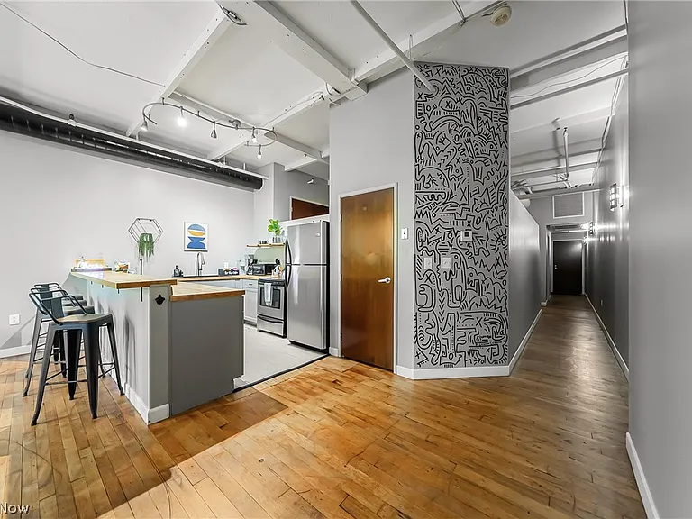 1133 W 9th St #305 — Photo 14