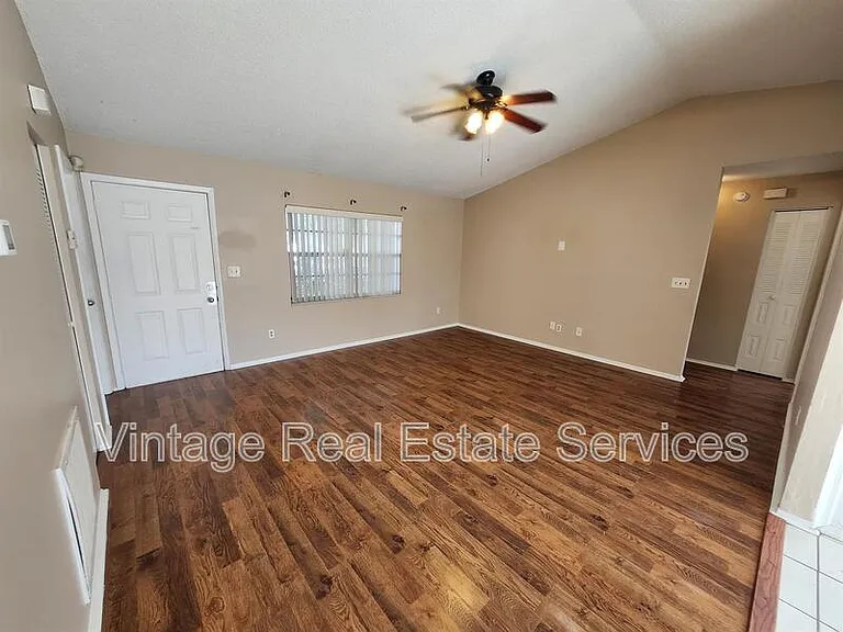 905 Old Field Dr — Photo 6
