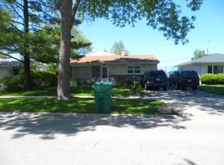 692 N Wayne Pl, Wheeling, IL 60090