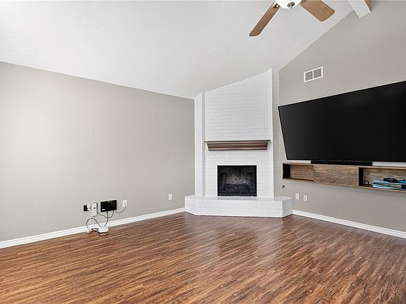 5th image of 4125 Woodcrest Dr