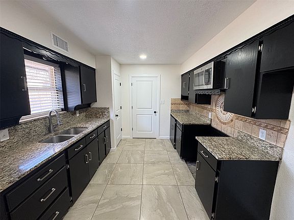 5th image of 408 Steeple Ridge Rd