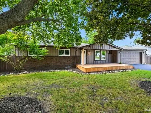 2863 Ravenglass Rd, Waterford, MI 48329