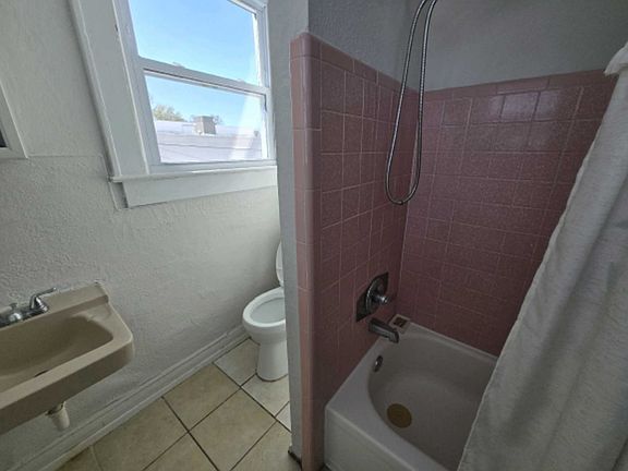 3rd image of 2904 W Chestnut St APT 2