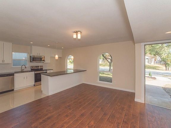 2nd image of 2923 Rolling Hills Dr