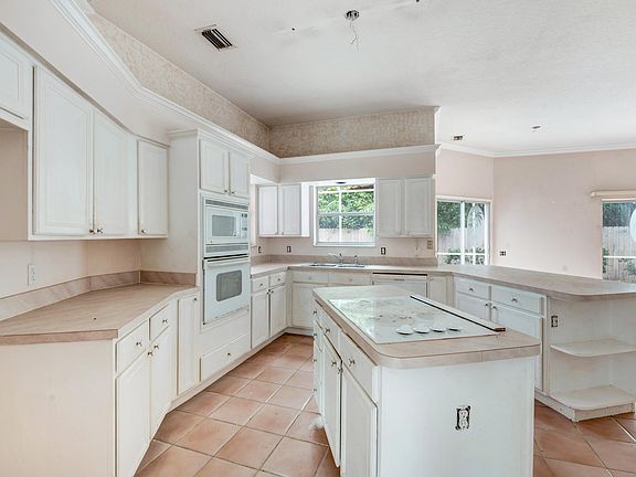 5th image of 234 Seaview St
