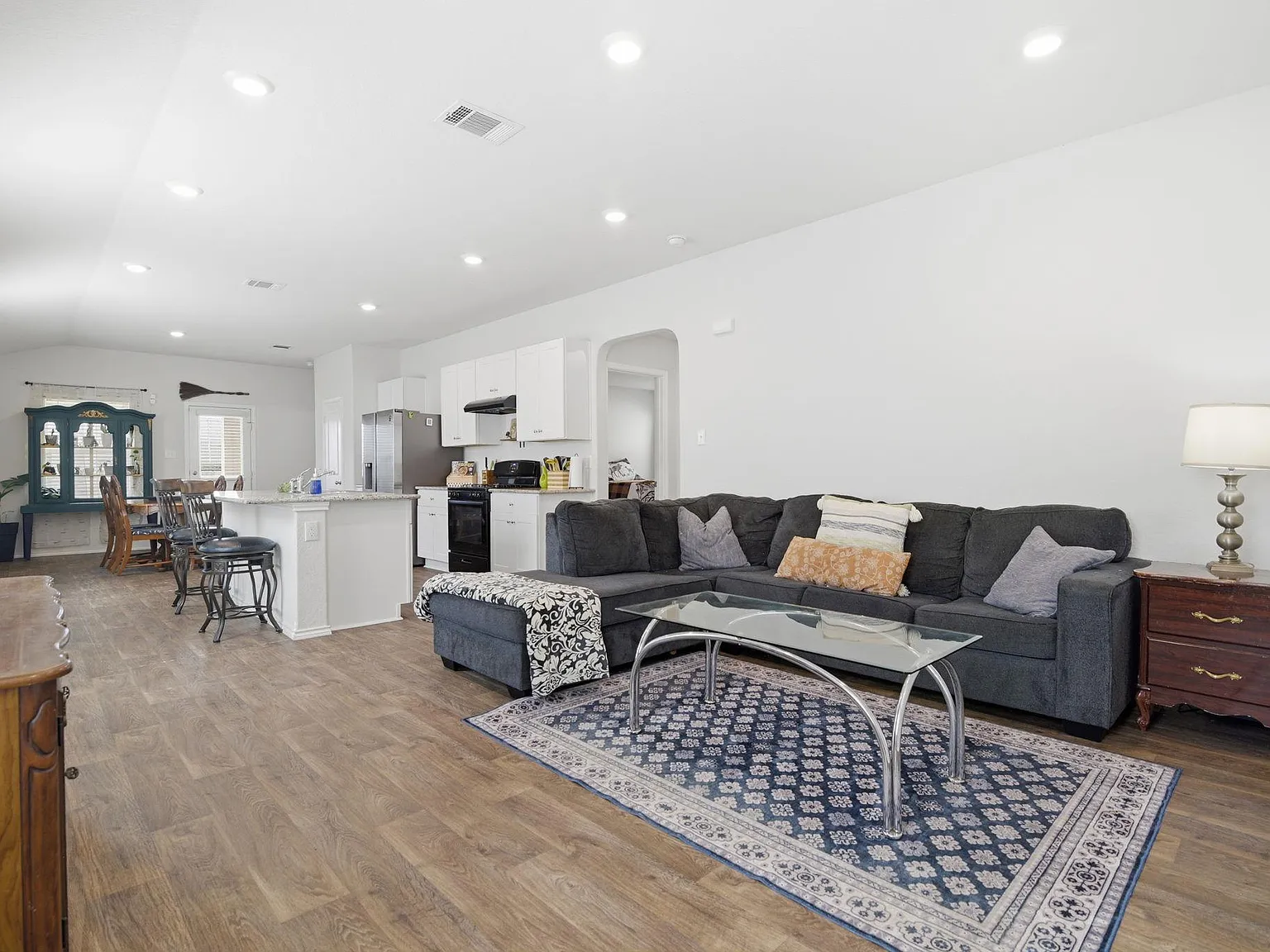3 bed, 2.0 bath, 1396 sqft, $1,800 — Photo 3