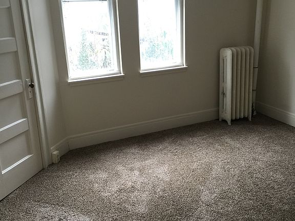 carpeted bedrooms/ window blinds