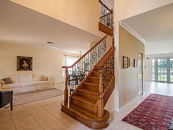 4th image of 737 Nandina Dr