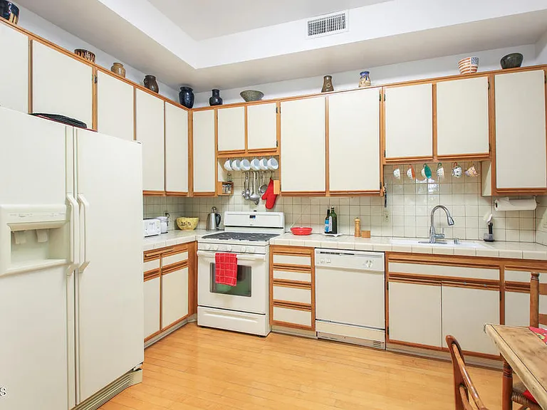 1670 Malcolm Ave #103 — Photo 16