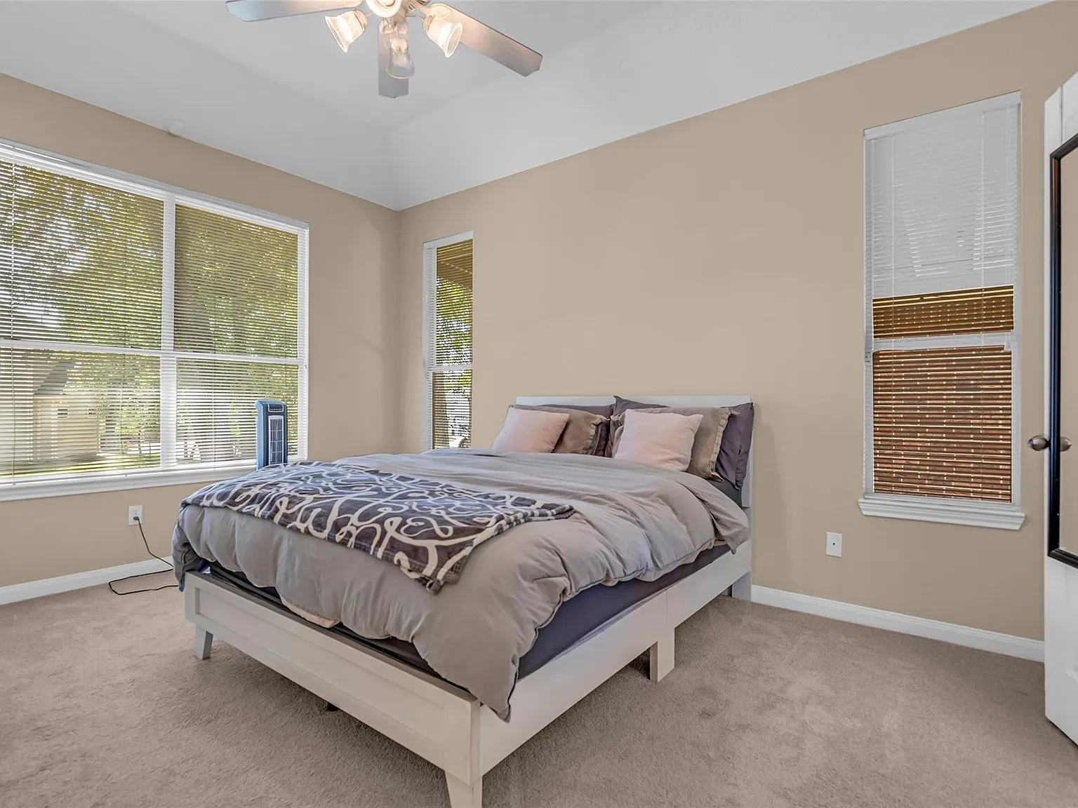 3 bed, 2.0 bath, 1422 sqft, $1,875 — Photo 4