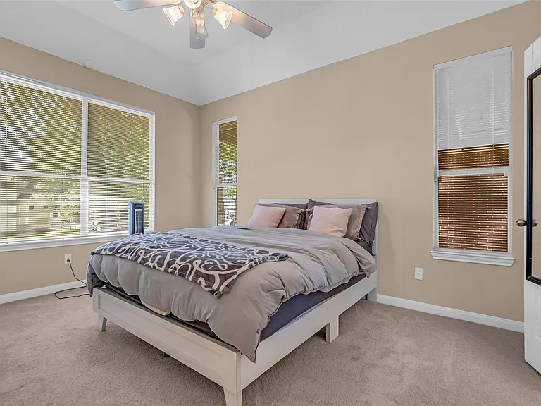 2919 Whitman Dr — Photo 4