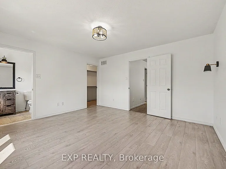 218 Rolling Meadow Cres — Photo 14