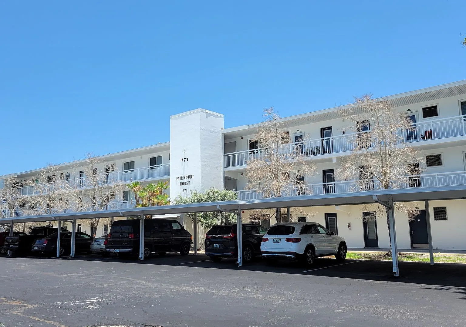 Annual UNfurnished top floor Bay front 2/2 condo with full views of Sarasota Bay — Photo 1