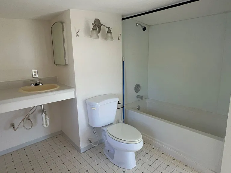 225 N Washington St — Photo 22