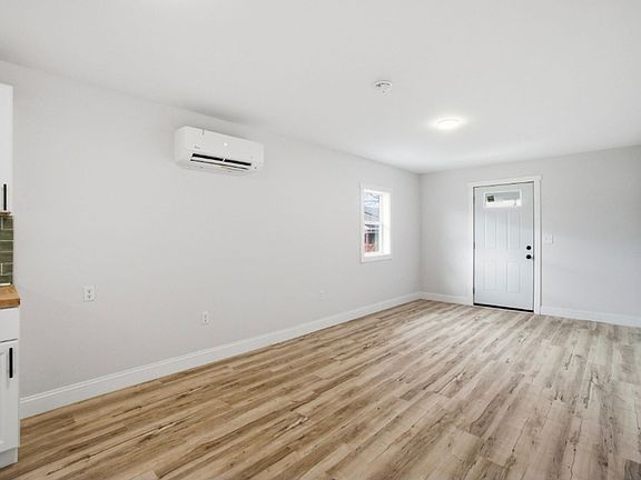 5th image of 913 W Virginia Ave