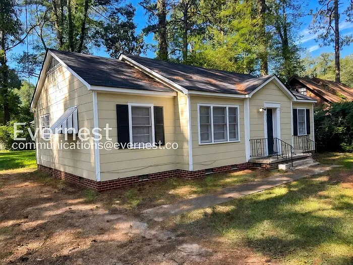 3 bed, 1.0 bath, 1134 sqft, $1,085 — Photo 1