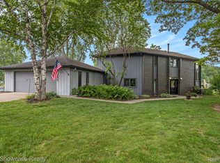 983 Artdale Dr, White Lake, MI 48383