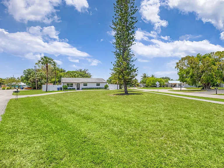 204 W Whitney Dr — Photo 45