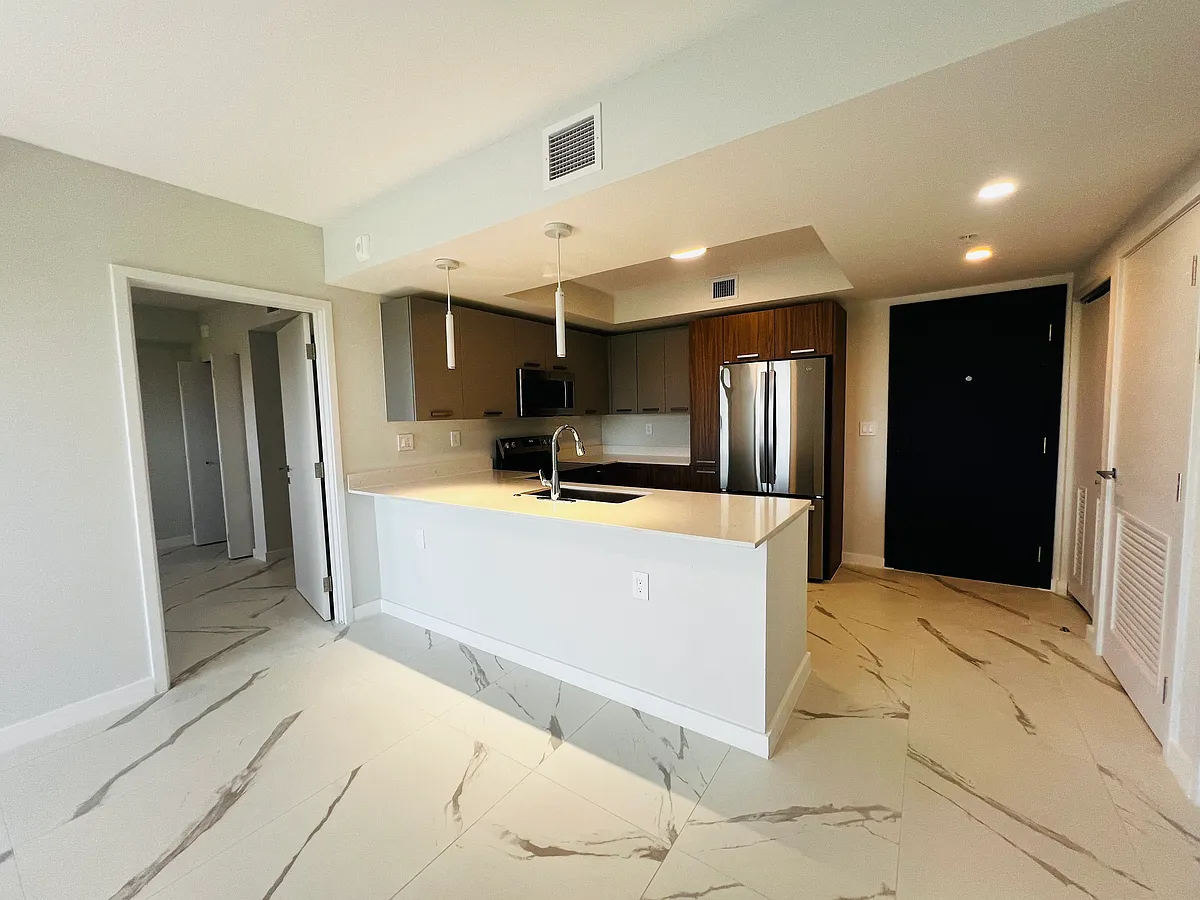 Building Photo - 848 NE 130th St #505