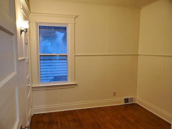 4th image of 98 W Hazeltine Ave