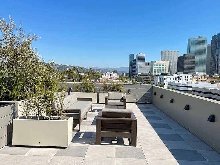 10431 Santa Monica — Photo 12