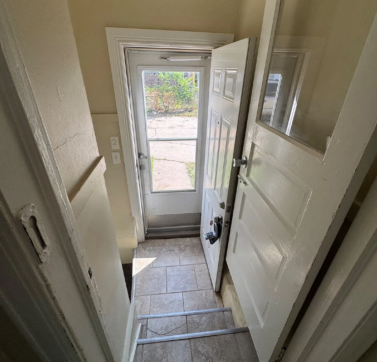 2 bed, 1.0 bath, $825 — Photo 3
