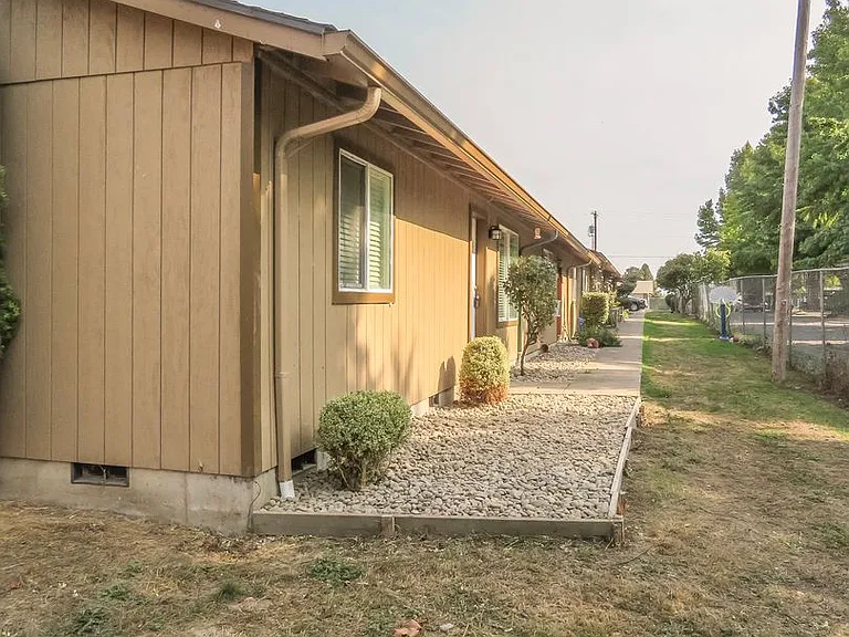 880 N Pershing St — Photo 15
