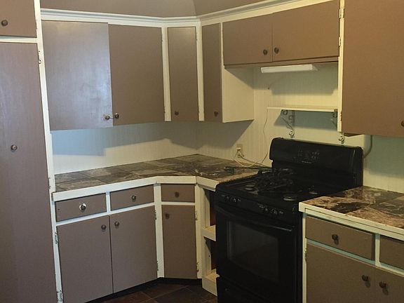 Very nice gas range, and new vent hood with light.