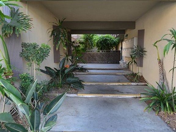 3rd image of 861 Bringham Ave #23