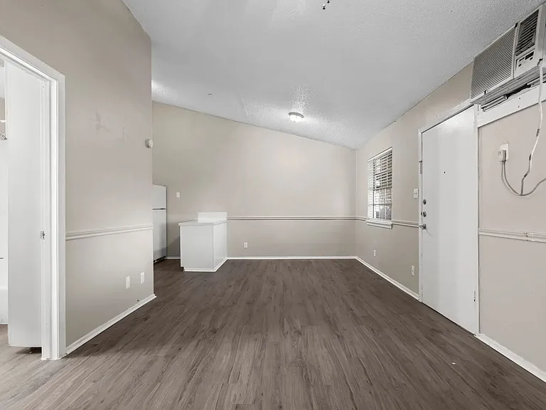 1300 Parker Ln — Photo 10