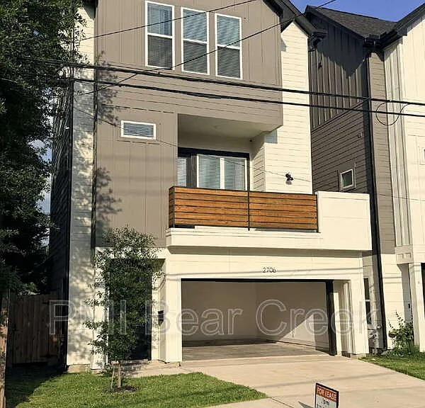 2706 Cochran St — Photo 3