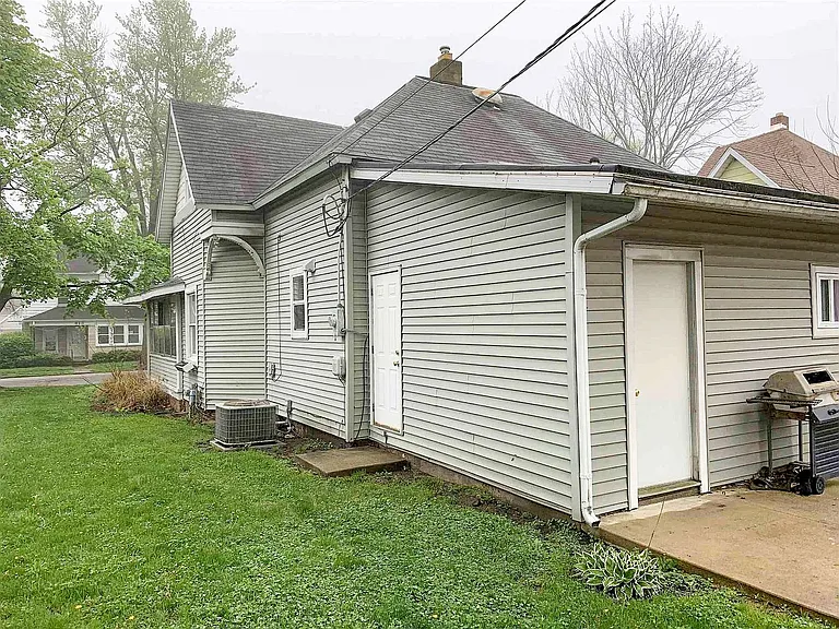 812 W University Ave — Photo 2