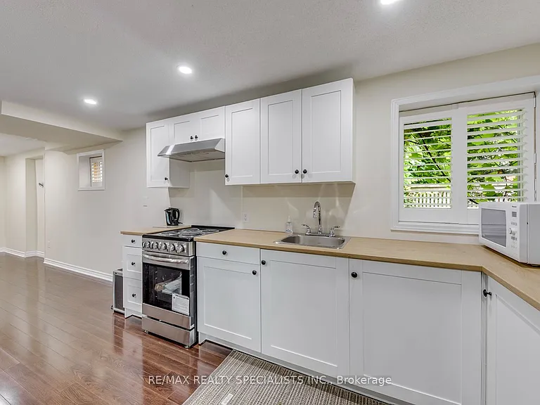 5486 Landsborough Ave — Photo 22