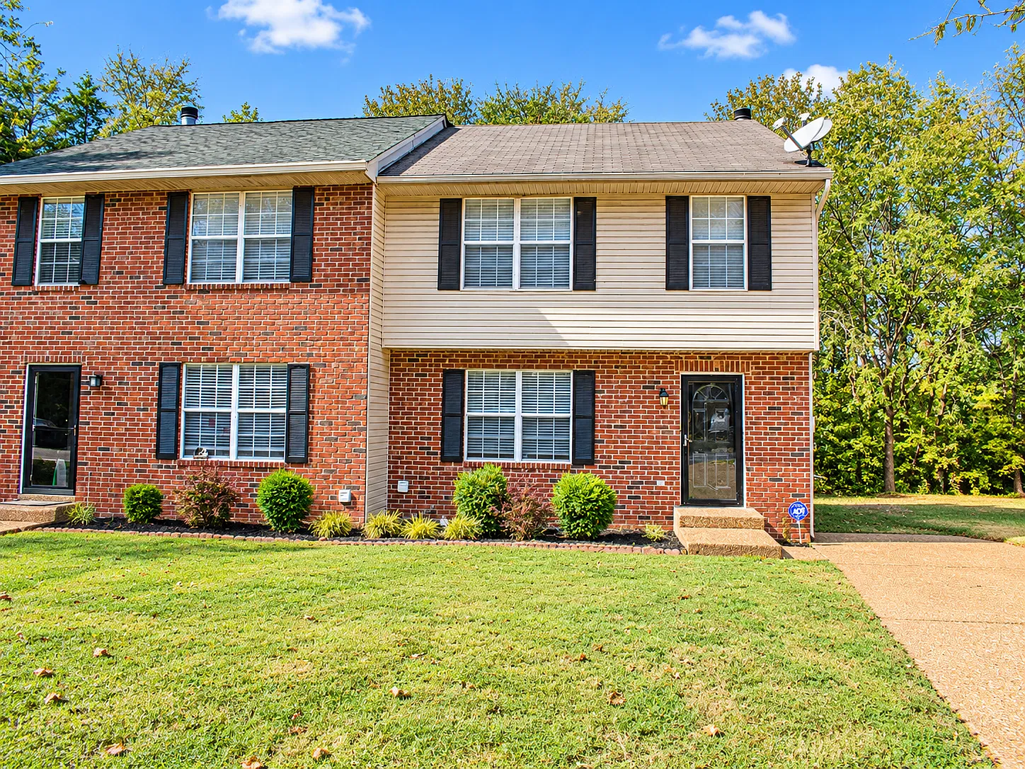 3 bed, 2.5 bath, 1452 sqft, $1,825 — Photo 2