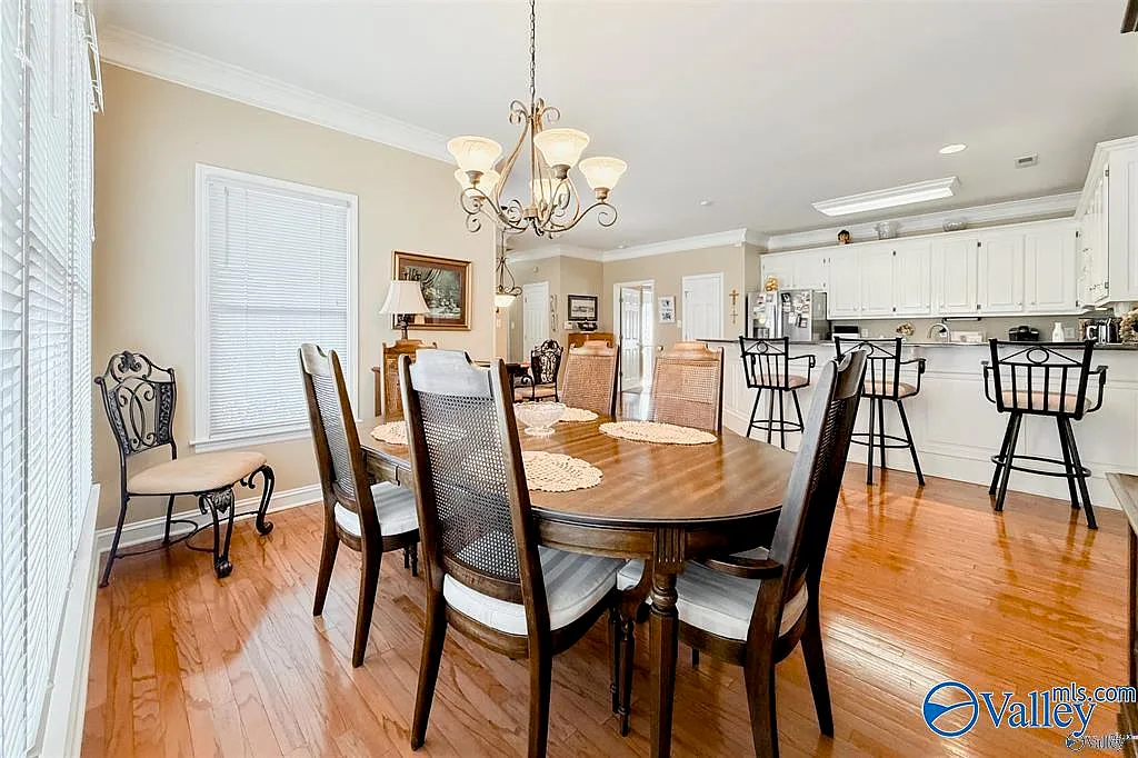 3 bed, 2.0 bath, 2271 sqft, $2,300 — Photo 3