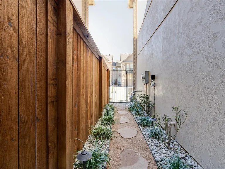 4221 Broadway Ave — Photo 28