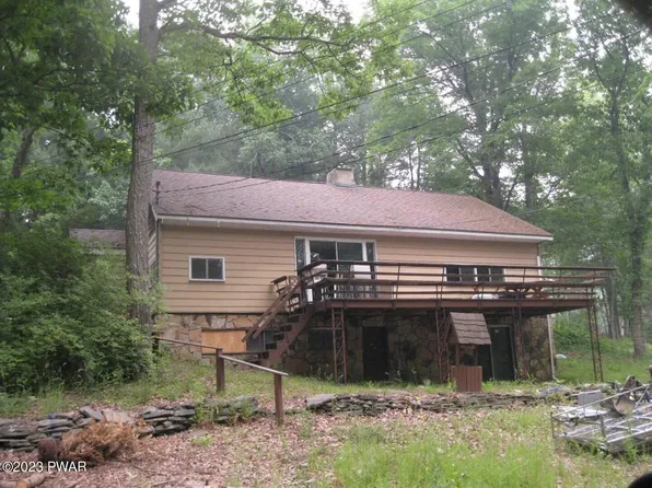 424 Sunset Forest Dr, Hawley, PA 18428