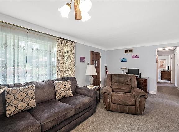 5th image of 21 Colchester Dr
