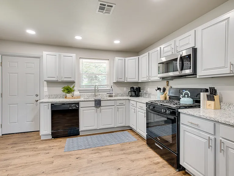 2841 Cambridge Ct — Photo 3