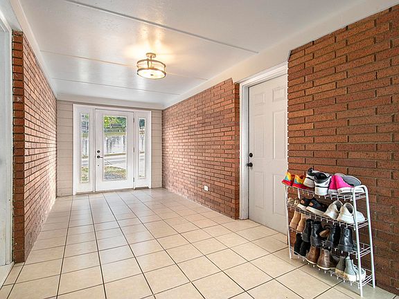 5th image of 2405 S Ironwood Dr