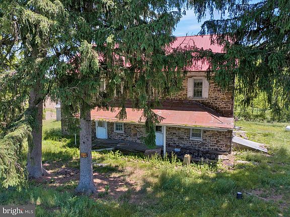 5th image of 403 Willow Rd