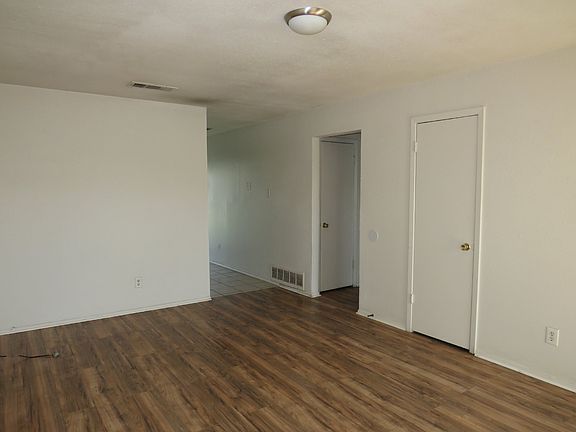 3rd image of 1904 Cedarhill Dr APT B