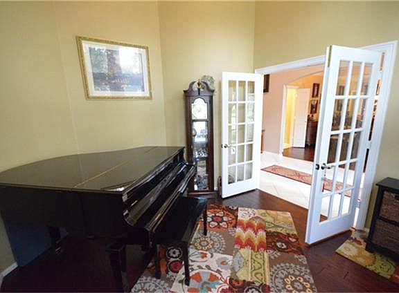 5th image of 511 Seaborough Ln