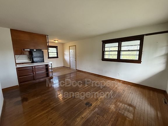 4th image of 10532 Robert E Lee Dr