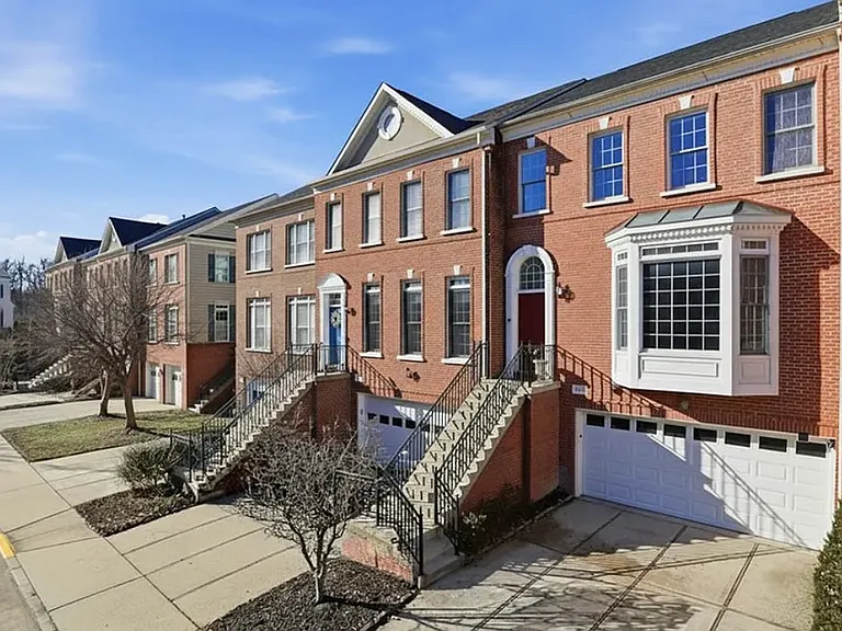 4550 Fair Valley Dr — Photo 1