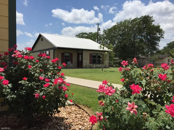 790 E Boundary St, Giddings, TX 78942