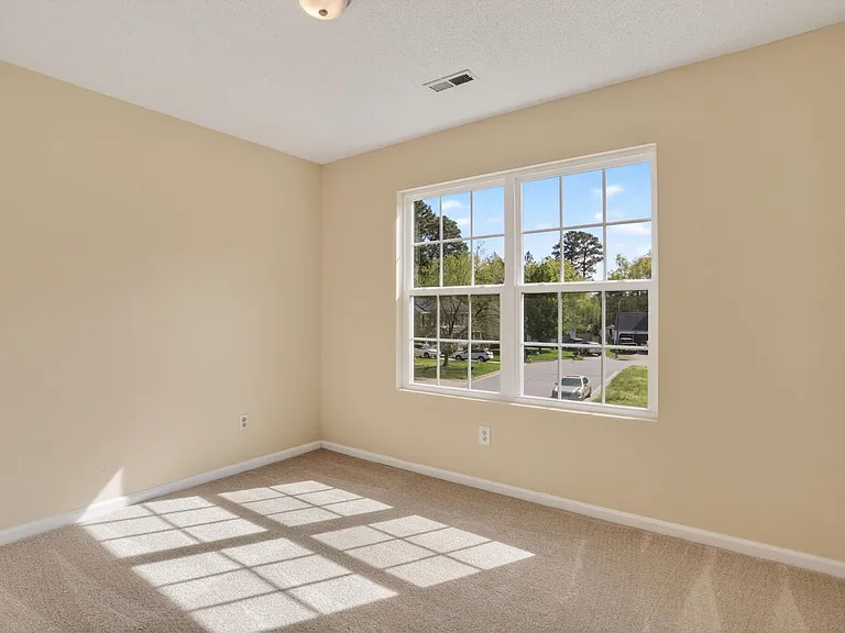 713 Emerald Ct — Photo 15