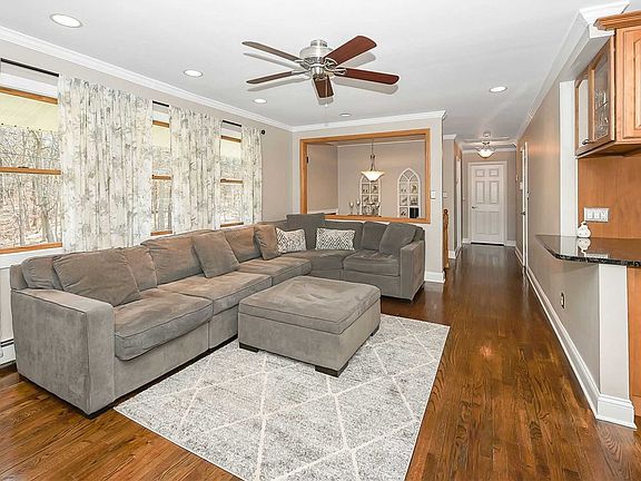5th image of 322 Hewlett Ave
