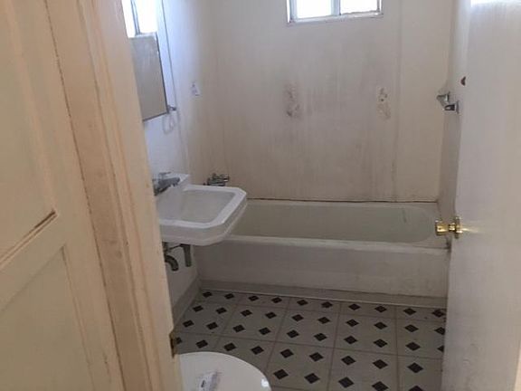 4th image of 1501 N Elm St